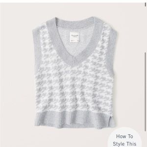 Abercrombie Grey Cropped houndstooth Pattern V-Neck Sweater vest